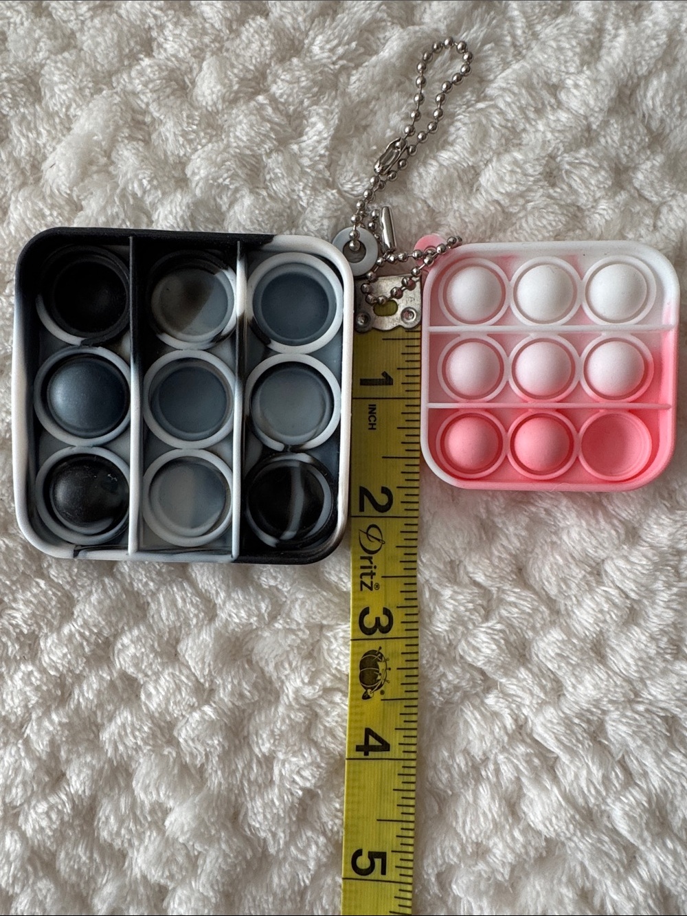 🎉🆕 Mini Pop It Keychain Fidget Toy Bundle – 12 Pieces + Extra Chain Links - Picture 2 of 4